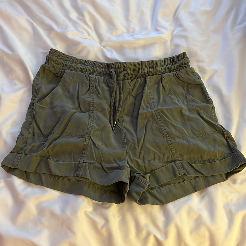 Universal Thread Khaki Green shorts size M